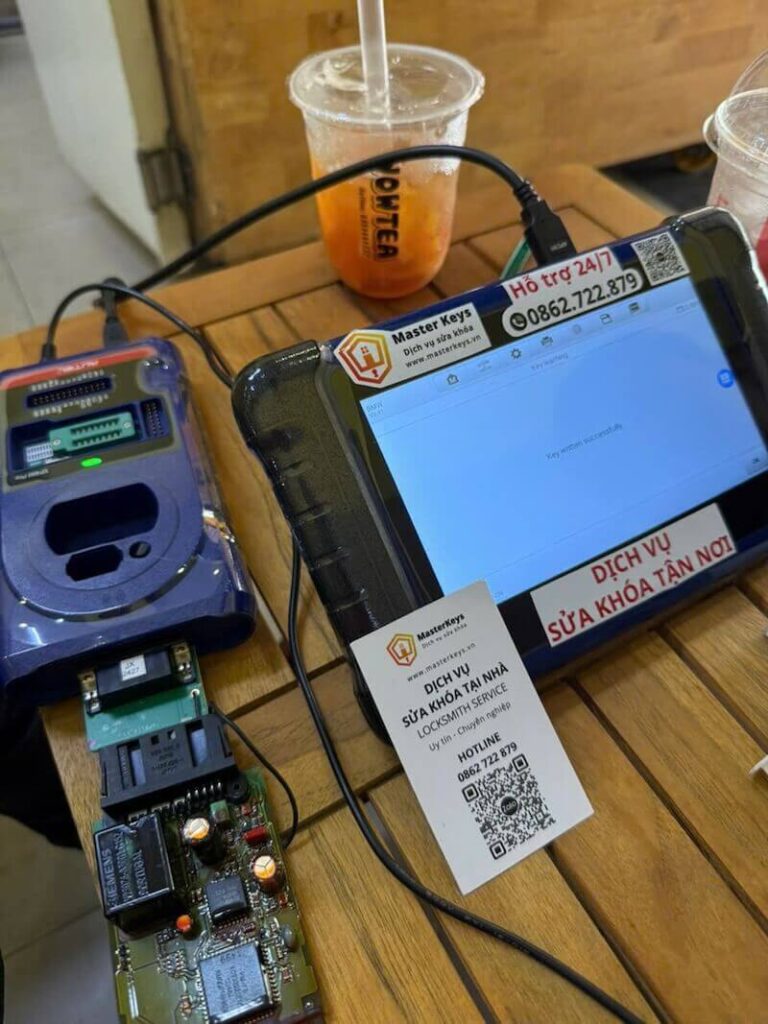 Thợ MasterKeys lập trình chìa smartkey cho xe Toyota và Honda