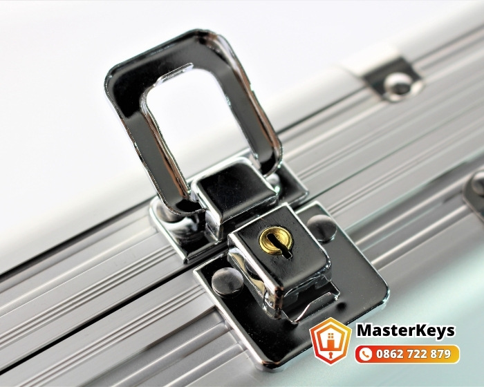 Mở khóa vali Tumi bị quên mã tại phòng khách sạn khu cận sân bay Tân Sơn Nhất Tân Bình