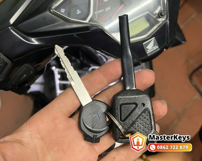 Làm chìa xe máy Honda Airblade tận nơi cho nhân viên hàng không ca đêm khu Bạch Đằng Tân Bình