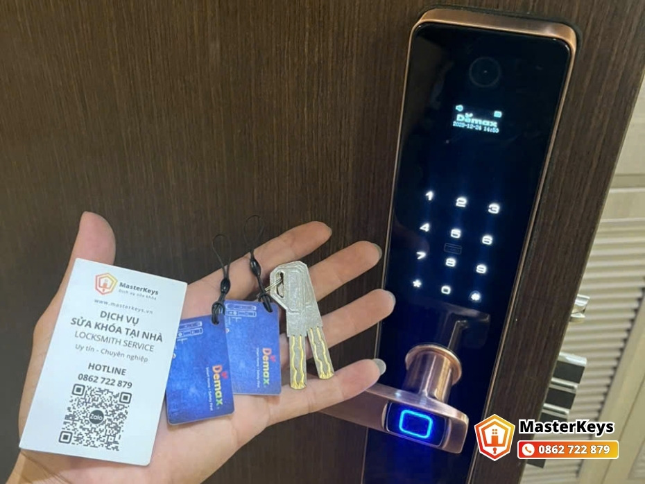 Thợ MasterKeys cài đặt vân tay và mã PIN mới cho chủ căn hộ Him Lam Kênh Tẻ Quận 7