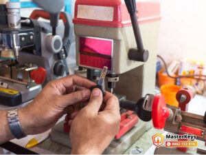 Thợ MasterKeys làm chìa dự phòng smartkey xe máy Honda SH cho cư dân Sunrise City Quận 7