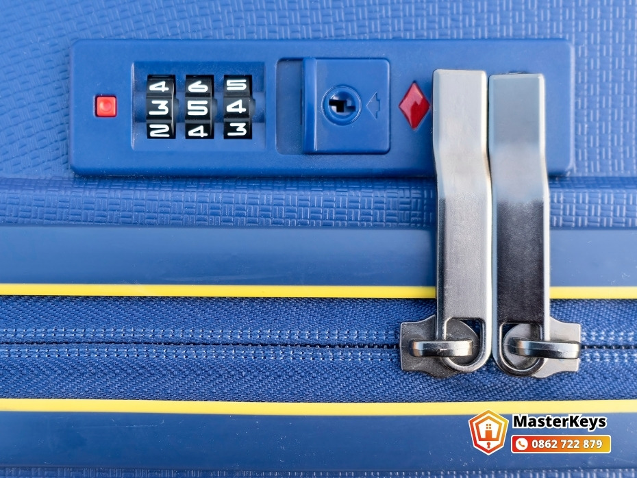 Sửa khóa TSA vali Rimowa bị kẹt sau chuyến bay tại nhà cư dân expat Phú Mỹ Hưng Quận 7