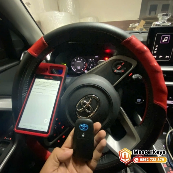 Lập trình smartkey xe Toyota tại hầm xe chung cư ven sông Quận 4