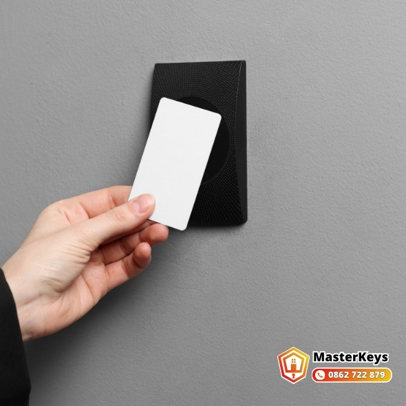 Sao chép thẻ từ chấm công và thẻ thang máy tại chung cư Quận 4