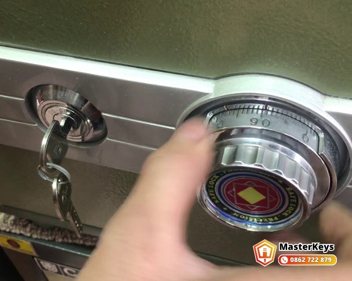 Mở két sắt quên mã tại cửa hàng khu Chợ Lớn Quận 5 không làm hư két
