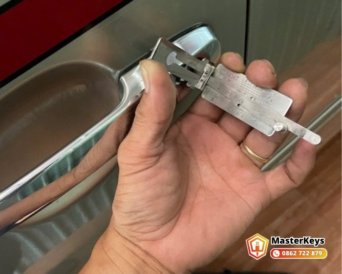 Mở khóa xe ô tô bị kẹt tại bãi giữ xe trung tâm thương mại Quận 5