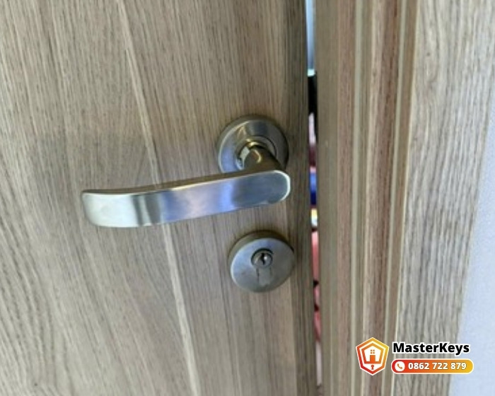 Thay ổ khóa cửa sắt tay gạt tại nhà phố khu Hồng Bàng Quận 5