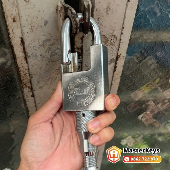 Xử lý chìa khóa gãy trong ổ cửa sắt khu Chánh Hưng Quận 8