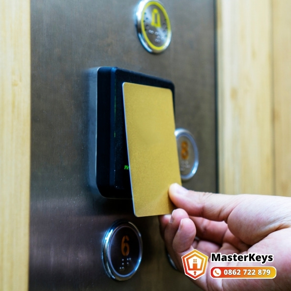 Sao chép thẻ từ thang máy, thẻ chấm công và thẻ giữ xe cho cư dân chung cư Quận 8