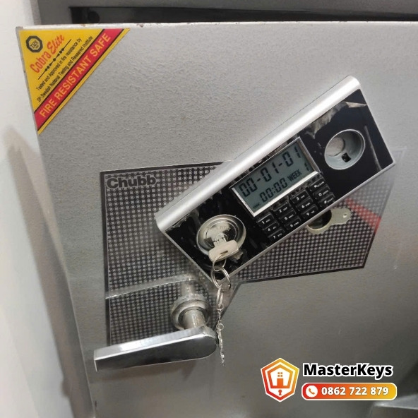 Thay pin và sửa bo mạch két sắt Việt Tiệp bị hỏng tại nhà khách hàng Quận 8