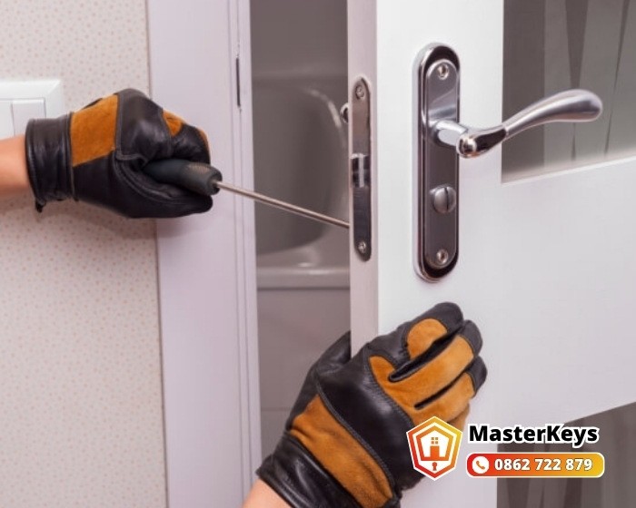 Sửa khóa cửa nhôm tay gạt bị lệch chốt tại căn hộ chung cư đường Tân Kỳ Tân Quý Tân Phú