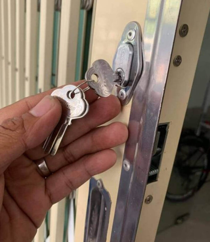 Dịch vụ Thay ổ khoá cửa sắt kéo | Nhanh chóng | Có Tâm | Hỗ trọ 24/7