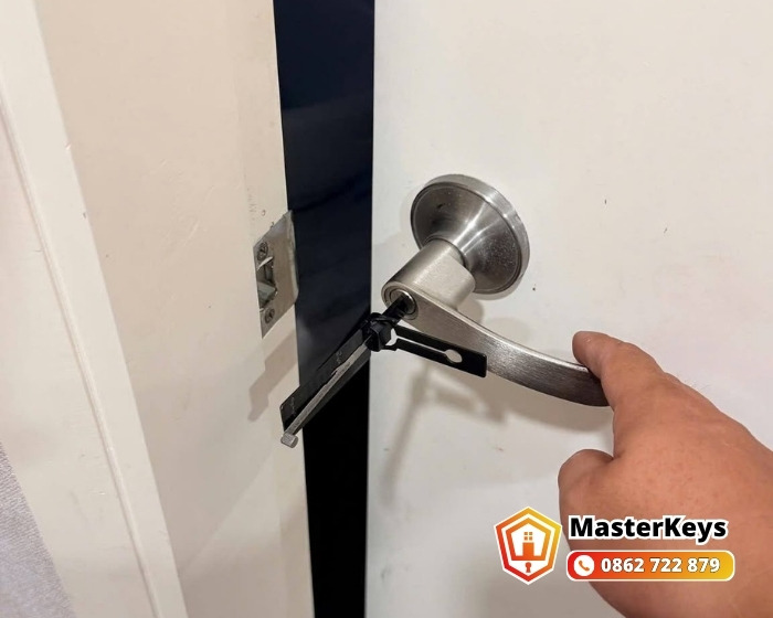 Thợ MasterKeys kiểm tra ổ khóa cửa cuốn kho hàng sau mùa mưa tại KCN Long Bình Đồng Nai