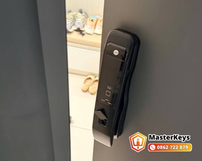 Khóa vân tay điện tử lắp trên cửa căn hộ, thợ khóa Nhơn Trạch sửa khóa nhà ở khu đô thị