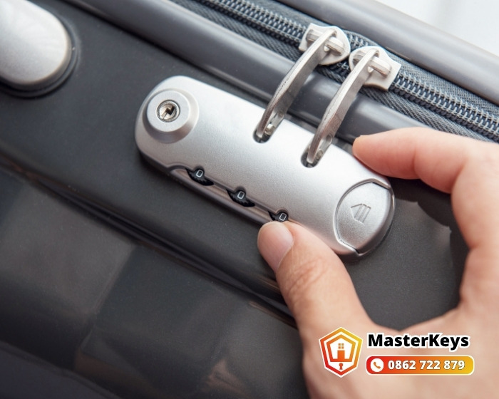 Mở khóa vali Rimowa bị quên mã TSA tại CHDV phục vụ expat ven kênh Nhiêu Lộc Phú Nhuận