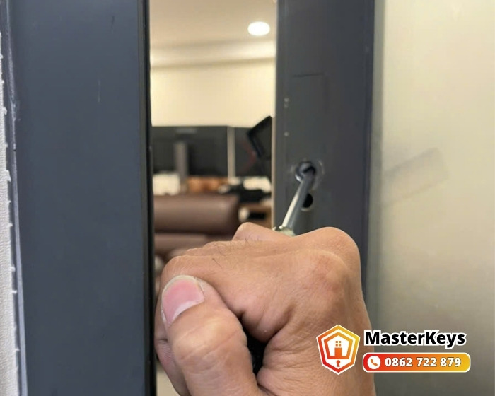 Thay ổ khóa cửa nhôm tay gạt căn hộ dịch vụ ven kênh Nhiêu Lộc đường Trường Sa Phú Nhuận