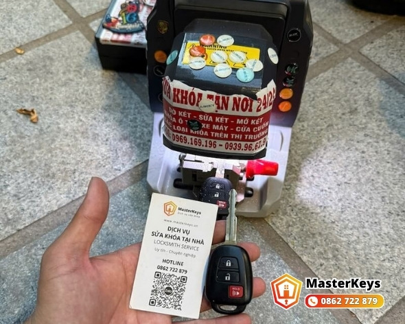 Thợ lập trình smartkey ô tô tại hầm xe Diamond Plaza Quận 1