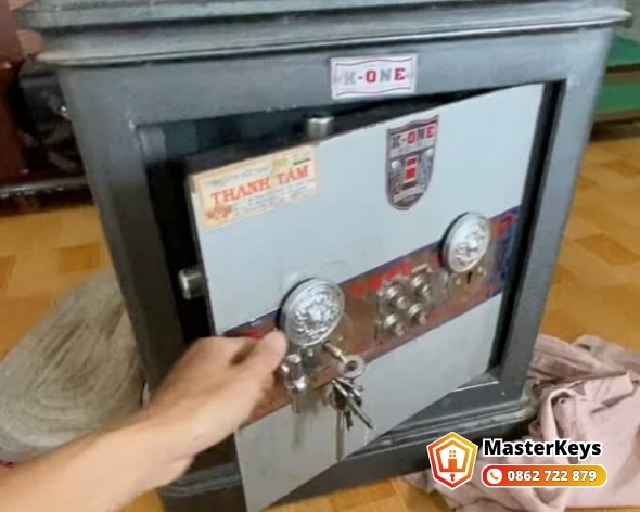 Mở két sắt điện tử quên mã tại văn phòng Quận 1 không khoan phá