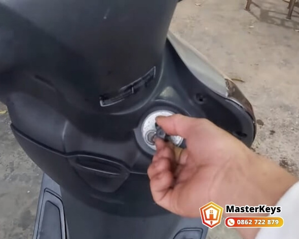 Thợ MasterKeys làm chìa xe máy tận nơi tại bãi giữ xe Quận 1