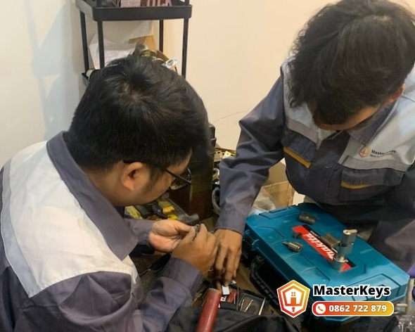 Thợ sửa khóa Quận 1 MasterKeys hỗ trợ tận nơi 24/7 tại TP.HCM