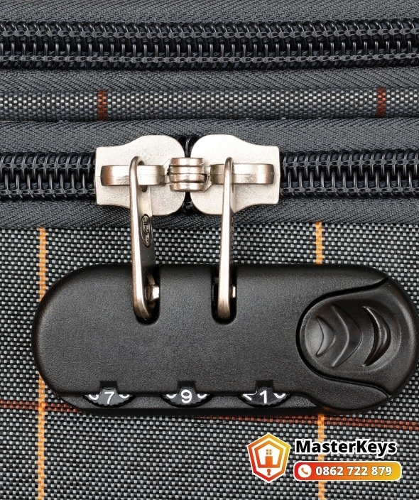 Mở khóa vali Victorinox bị kẹt mã tại nhà khách hàng khu Hòa Bình Quận 11