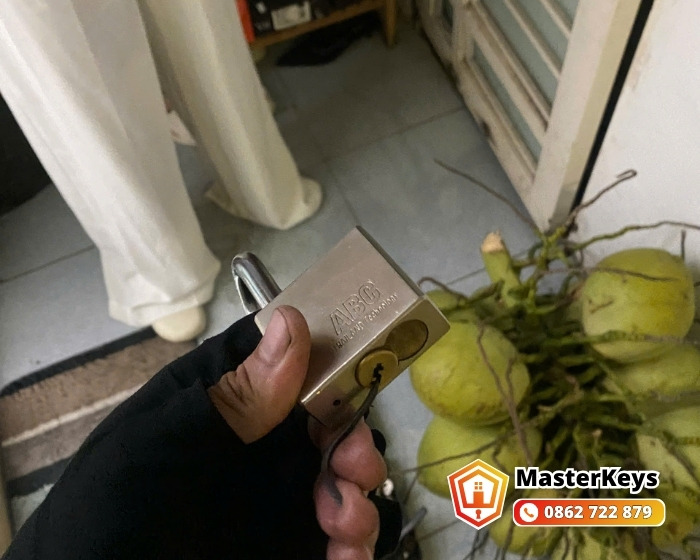 Thợ khóa MasterKeys sửa khóa cửa nhà cho khách tại Quận 12