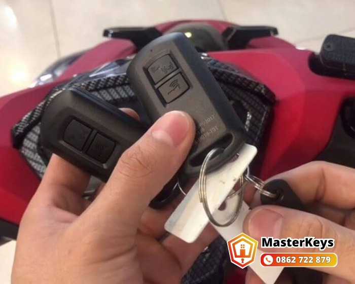 Thợ MasterKeys thay ổ khóa xe máy cho khách tại Quận 12