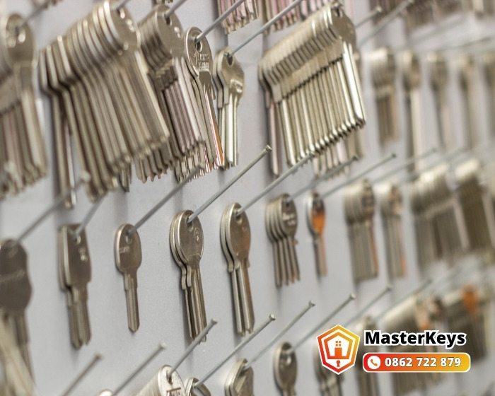 Thợ MasterKeys làm chìa khóa tại nhà cho khách ở Quận 12