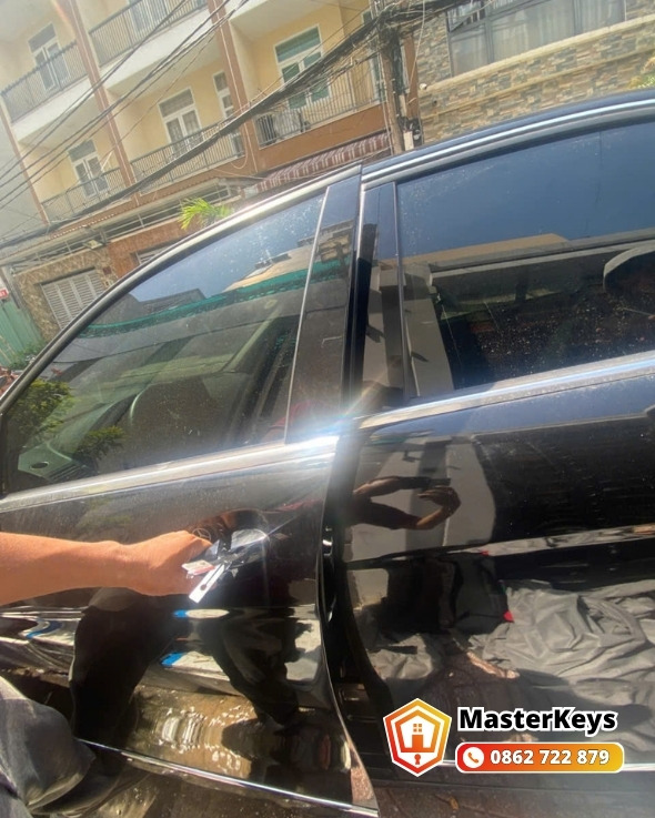 Mở cửa xe ô tô bị kẹt khóa tại bãi đậu xe Quận 2