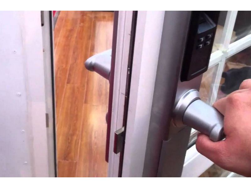 Sửa khoá cửa nhựa lõi thép