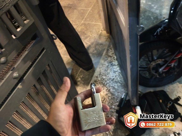 Xử lý khóa cửa sắt bị kẹt tại nhà phố đường Điện Biên Phủ Quận 3