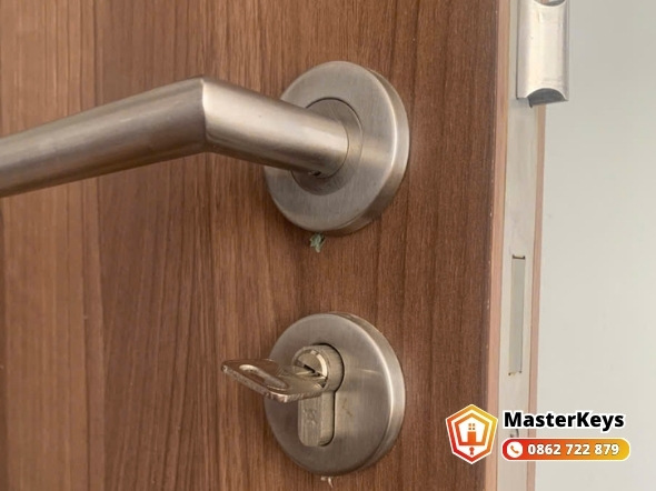 Thay ổ khóa tay gạt căn hộ cho thuê khu trung tâm Quận 3