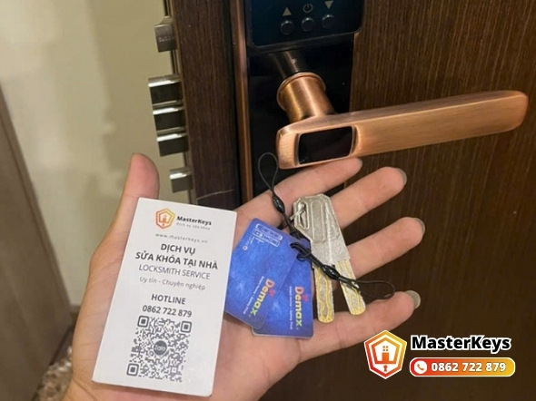 Thi công hệ thống khóa cửa căn hộ dịch vụ expat tại Quận 3