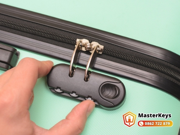 Mở khóa vali quên mã TSA tại căn hộ dịch vụ Quận 3 không cắt vali