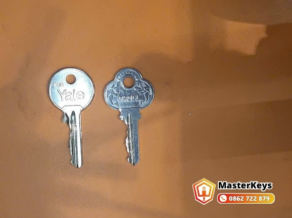 Thợ MasterKeys cắt chìa khóa cổ biệt thự Pháp tại Quận 3 bằng máy lưu động