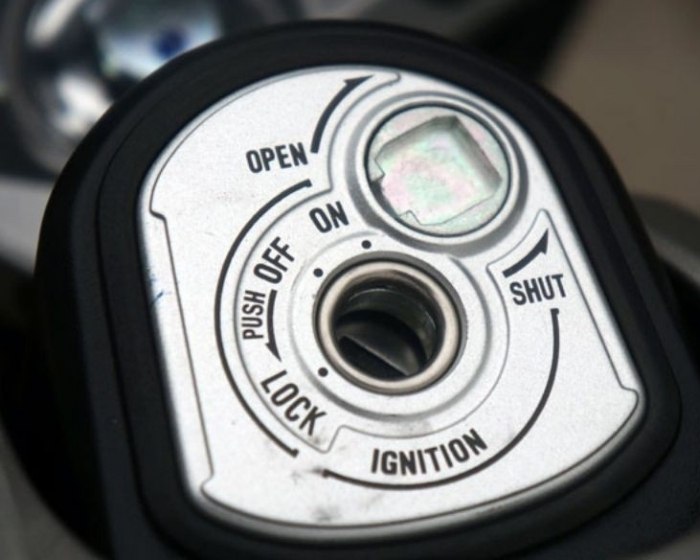 Cách Mở Nắp Khóa Từ Xe Máy Suzuki, SYM (Raider, Satria, Attila)