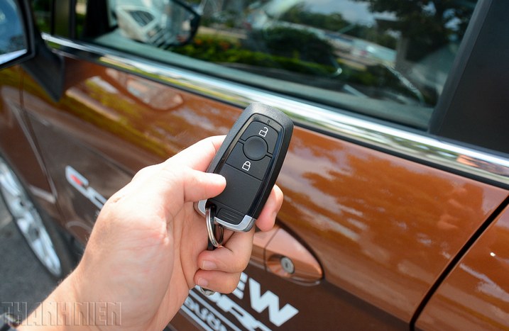 Chìa khoá ô tô hết pin - Cách mở khóa và khởi động xe hiệu quả