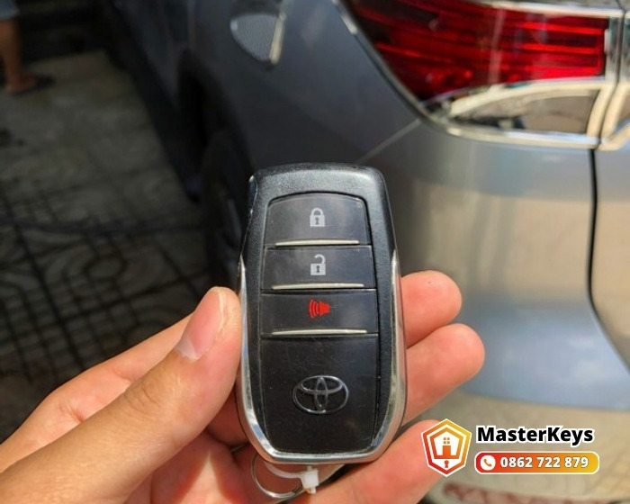 Toyota Innova có ba loại chìa khóa chính tùy theo đời xe: chìa cơ, chìa remote tích hợp, và smartkey.