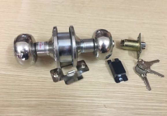 cách khóa cửa tay nắm tròn cách khóa cửa tay nắm tròn