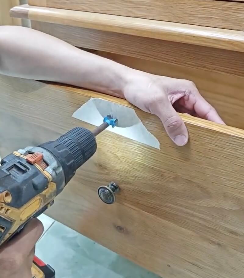 [HƯỚNG DẪN] Lắp khóa tủ gỗ tại nhà mà ai cũng làm được