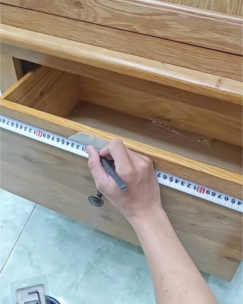 [HƯỚNG DẪN] Lắp khóa tủ gỗ tại nhà mà ai cũng làm được