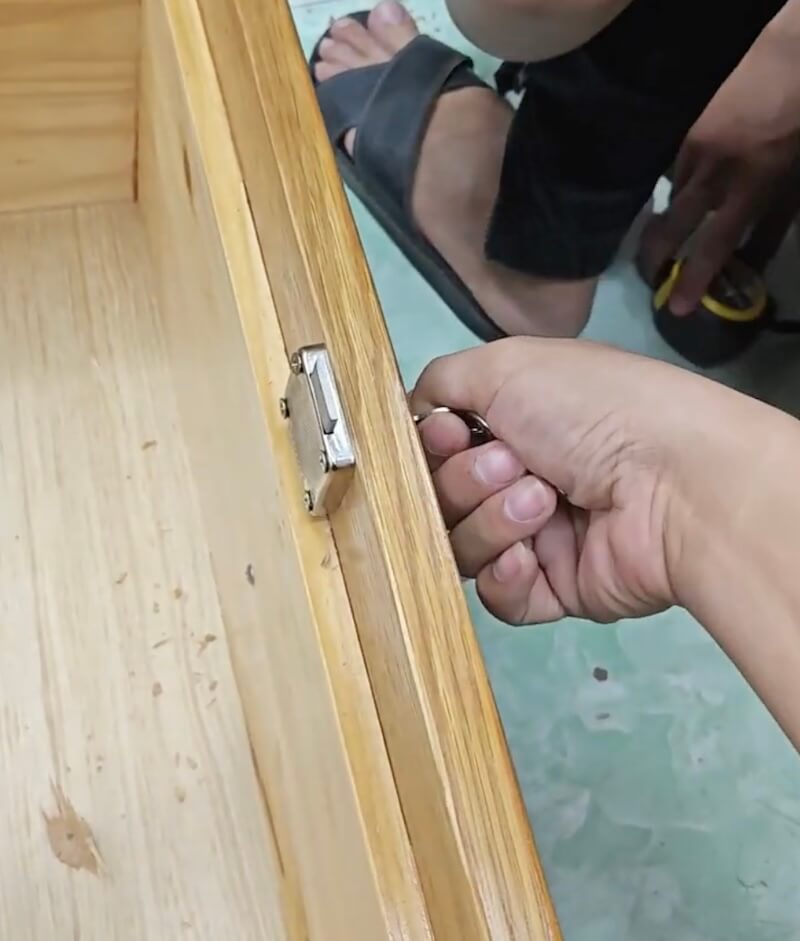 [HƯỚNG DẪN] Lắp khóa tủ gỗ tại nhà mà ai cũng làm được