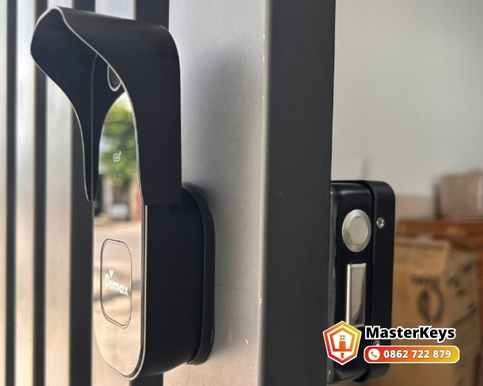 Lắp Khóa Vân Tay Cho Cổng Sắt Tận Nơi | Bảo Hành Rõ Ràng