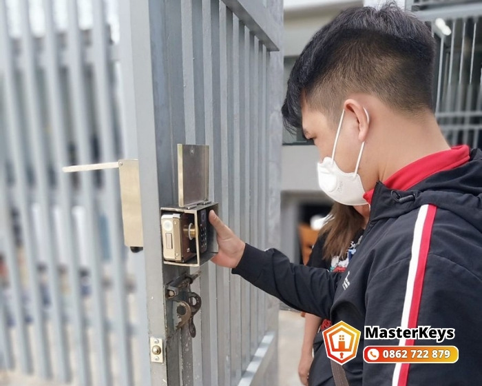 Quy Trình Lắp Khóa Vân Tay Cho Cổng Sắt Chuẩn Kỹ Thuật