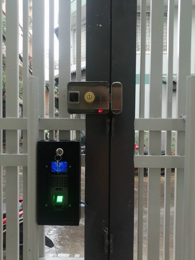 lắp khóa vân tay cho cổng sắt