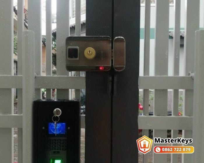 Lắp Khóa Vân Tay Cho Cổng Sắt Tận Nơi | Bảo Hành Rõ Ràng