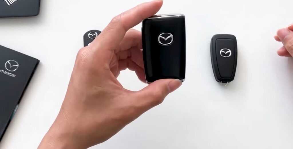 Cách thay pin chìa khóa xe Mazda 2, 3, 6, CX-5, CX-8, BT-50 đơn giản tại nhà