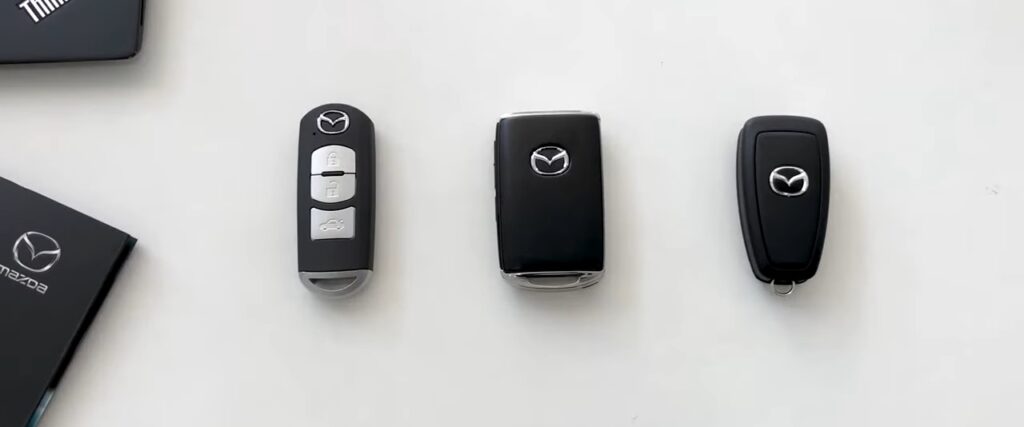 Cách thay pin chìa khóa xe Mazda 2, 3, 6, CX-5, CX-8, BT-50 đơn giản tại nhà