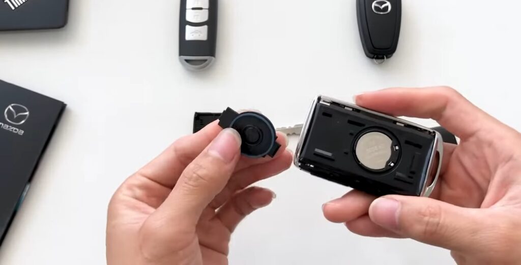 Cách thay pin chìa khóa xe Mazda 2, 3, 6, CX-5, CX-8, BT-50 đơn giản tại nhà