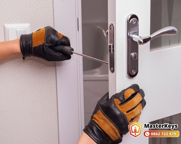 Cách Sửa Khóa Cửa Tay Gạt Bị Kẹt Chốt Gài